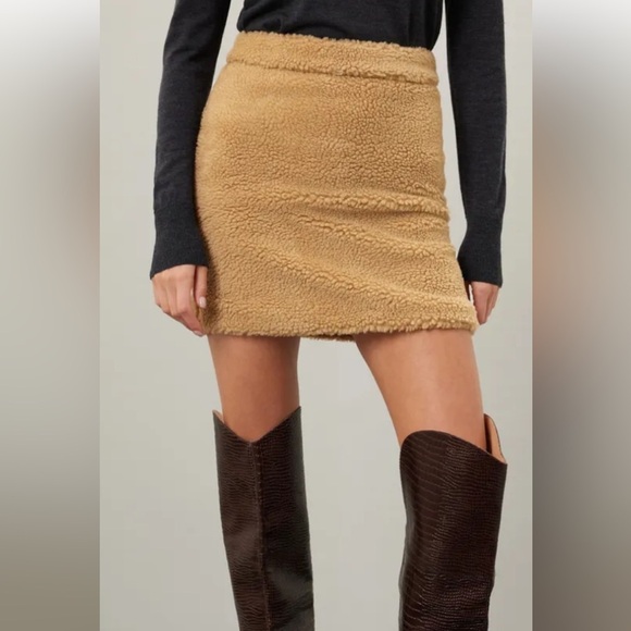 Aliette Women’s Sherpa Faux Fur Mini Skirt Tan Lined New w/o tag size 8 - Picture 1 of 16